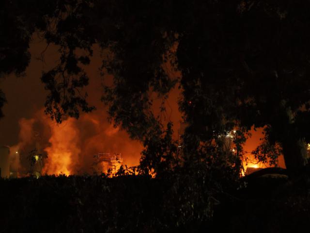 (251003) --  LOS ANGELES, Oct. 3, 2025 (Xinhua) -- This picture taken on early Oct. 3, 2025 shows the fire scene at a Chevron refinery in El Segundo, Los Angeles County, California, the United States.
. Crews have brought under control a massive fire that broke out Thursday night at Chevron's refinery in El Segundo, Los Angeles County, local authorities said Friday. (Photo by Qiu Chen/Xinhua)