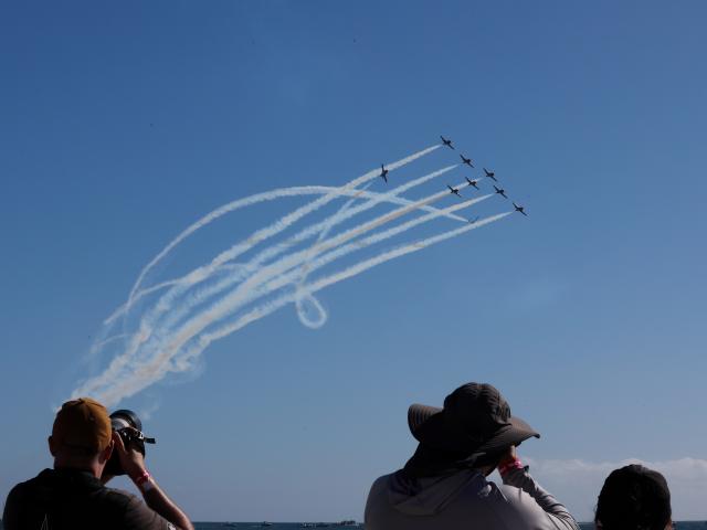 (251004) -- LOS ANGELES, Oct. 4, 2025 (Xinhua) -- People watch the Pacific Airshow near the Huntington Beach Pier in the city of Huntington Beach, Orange County, California, the United States, on Oct. 3, 2025. The Pacific Airshow, one of the largest of its kind in the United States, kicked off Friday in Southern California, featuring a lineup of world-class performances. (Photo by Qiu Chen/Xinhua)