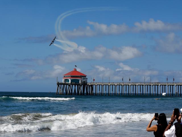(251004) -- LOS ANGELES, Oct. 4, 2025 (Xinhua) -- People watch the Pacific Airshow near the Huntington Beach Pier in the city of Huntington Beach, Orange County, California, the United States, on Oct. 3, 2025. The Pacific Airshow, one of the largest of its kind in the United States, kicked off Friday in Southern California, featuring a lineup of world-class performances. (Photo by Qiu Chen/Xinhua)