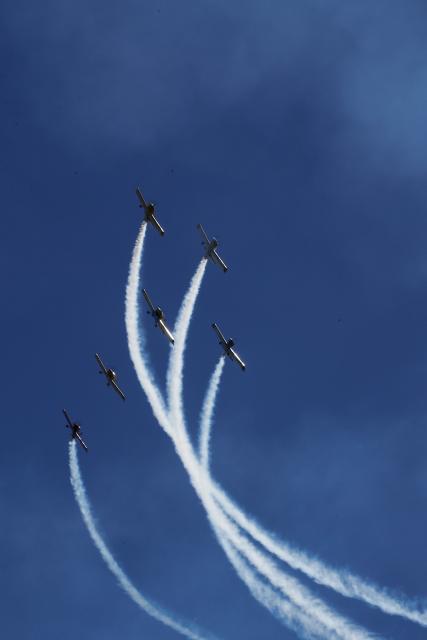 (251004) -- LOS ANGELES, Oct. 4, 2025 (Xinhua) -- An aerobatic flight is staged in the city of Huntington Beach, Orange County, California, the United States, on Oct. 3, 2025. The Pacific Airshow, one of the largest of its kind in the United States, kicked off Friday in Southern California, featuring a lineup of world-class performances. (Photo by Qiu Chen/Xinhua)