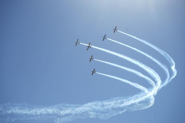 (251004) -- LOS ANGELES, Oct. 4, 2025 (Xinhua) -- An aerobatic flight is staged in the city of Huntington Beach, Orange County, California, the United States, on Oct. 3, 2025. The Pacific Airshow, one of the largest of its kind in the United States, kicked off Friday in Southern California, featuring a lineup of world-class performances. (Photo by Zeng Hui/Xinhua)