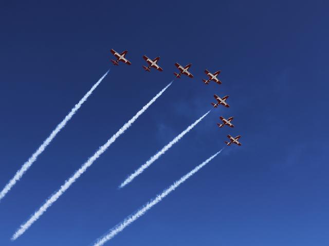 (251004) -- LOS ANGELES, Oct. 4, 2025 (Xinhua) -- An aerobatic flight is staged in the city of Huntington Beach, Orange County, California, the United States, on Oct. 3, 2025. The Pacific Airshow, one of the largest of its kind in the United States, kicked off Friday in Southern California, featuring a lineup of world-class performances. (Photo by Qiu Chen/Xinhua)