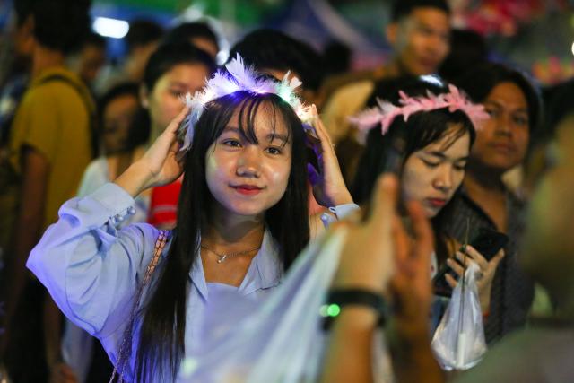 (251004) -- YANGON, Oct. 4, 2025 (Xinhua) -- A girl is pictured during a Thadingyut festival funfair in Yangon, Myanmar, Oct. 3, 2025. Known as the Lighting Festival, Thadingyut marks the end of Buddhist Lent and celebrates the Buddha's descent from heaven. (Xinhua/Myo Kyaw Soe)