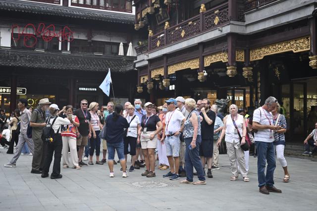 (251004) -- SHANGHAI, Oct. 4, 2025 (Xinhua) -- A tour group from Britain is pictured at Yuyuan Garden Mall in east China's Shanghai, Oct. 3, 2025. The eastern Chinese megacity of Shanghai received a whopping 4.1 million overseas visitors from January to August this year.
  The latest tourism boom in the city has resulted from a series of policies that provide greater convenience for international tourists entering China. As one of the country's most famous tourist cities, Shanghai is usually among the first places affected by new policies for the sector.
    According to Shanghai General Station of Immigration Inspection, the airport ports in Shanghai are expected to handle 883,000 inbound and outbound passengers during the National Day holiday from Oct. 1 to 8, which is a daily average of 116,000 passengers, a 22.3 percent increase year on year. (Xinhua/Chen Haoming)