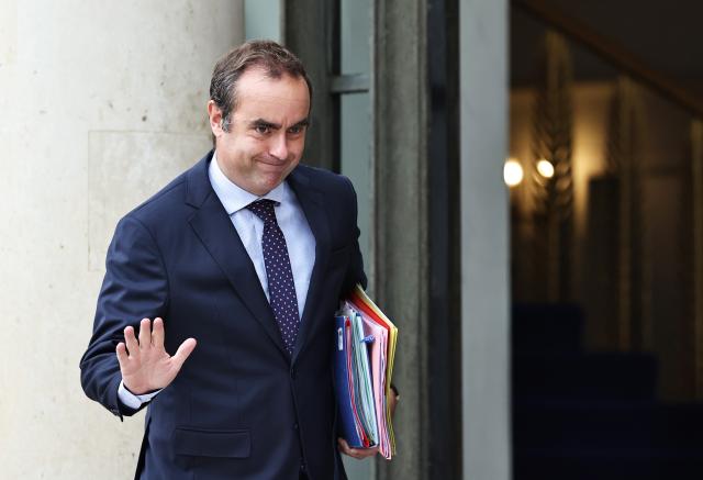 (251006) -- PARIS, Oct. 6, 2025 (Xinhua) -- This file photo taken on Sept. 4, 2025 shows Sebastien Lecornu arriving at the Elysee presidential palace in Paris, France. French President Emmanuel Macron on Monday morning accepted the resignation of Prime Minister Sebastien Lecornu, the presidency announced. (Xinhua/Gao Jing)