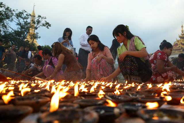 (251006) -- YANGON, Oct. 6, 2025 (Xinhua) -- People light candles on the full moon day of Thadingyut festival at the Botataung Pagoda in Yangon, Myanmar, Oct. 6, 2025. (Xinhua/Myo Kyaw Soe)