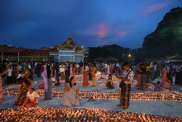 (251006) -- YANGON, Oct. 6, 2025 (Xinhua) -- People light candles on the full moon day of Thadingyut festival at the Botataung Pagoda in Yangon, Myanmar, Oct. 6, 2025. (Xinhua/Myo Kyaw Soe)