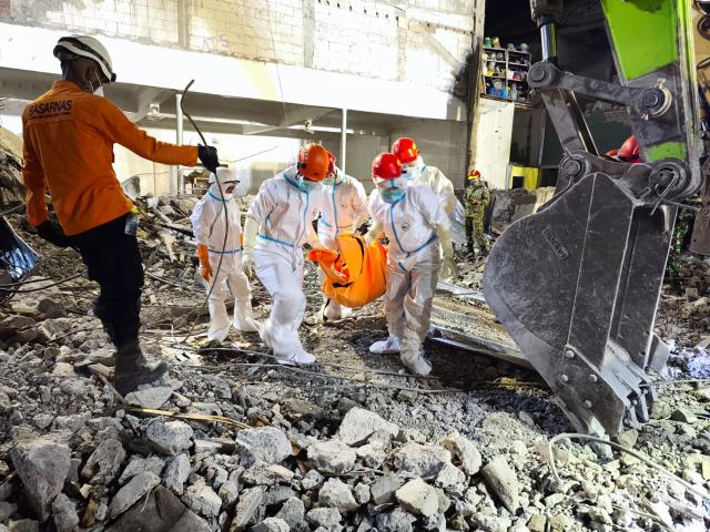 (251006) -- SIDOARJO, Oct. 6, 2025 (Xinhua) -- This photo provided by Indonesia's National Search And Rescue Agency (Basarnas) shows emergency workers transferring a body bag at the site of a collapsed school building in Sidoarjo district, East Java, Indonesia, Oct. 6, 2025. The death toll from the collapse of a building of the Al Khoziny Islamic boarding school in Sidoarjo Regency, East Java, has risen to 60 after search and rescue teams recovered 11 more bodies on Monday, according to Indonesia's National Disaster Management Agency (BNPB) (Basarnas/Handout via Xinhua)
