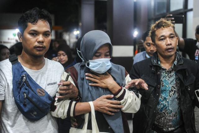 (251006) -- SURABAYA, Oct. 6, 2025 (Xinhua) -- Relatives of victims of a school building collapse accident are seen at Bhayangkara Hospital in Surabaya, East Java, Indonesia, Oct. 5, 2025. The death toll from the collapse of a building of the Al Khoziny Islamic boarding school in Sidoarjo Regency, East Java, has risen to 60 after search and rescue teams recovered 11 more bodies on Monday, according to Indonesia's National Disaster Management Agency (BNPB) (Photo by Sahlan Kurniawan/Xinhua)