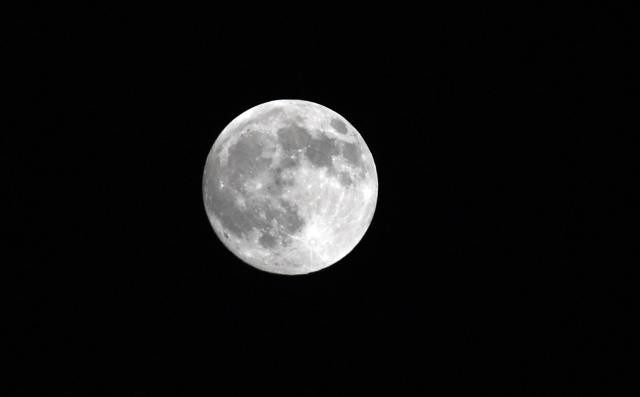 (251006) -- TEHRAN, Oct. 6, 2025 (Xinhua) -- A full moon is seen in the sky over Tehran, Iran, Oct. 6, 2025. (Xinhua/Shadati)