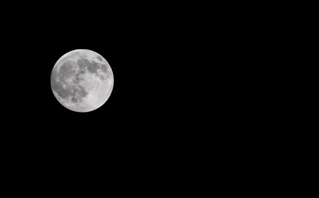 (251006) -- TEHRAN, Oct. 6, 2025 (Xinhua) -- A full moon is seen in the sky over Tehran, Iran, Oct. 6, 2025. (Xinhua/Shadati)