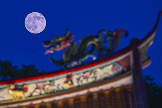 (251007) -- BEIJING, Oct. 7, 2025 (Xinhua) -- This photo taken on Oct. 6, 2025 shows a full moon over the sky in Kunshan, east China's Jiangsu Province. Monday marked this year's Mid-Autumn Festival, which is celebrated annually on the 15th day of the eighth month in the Chinese lunar calendar. People across China admired the full moon to celebrate the traditional holiday. (Photo by Wang Xuzhong/Xinhua)