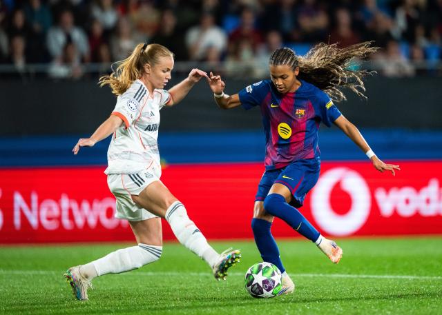 (251008) -- BARCELONA, Oct. 8, 2025 (Xinhua) -- Vicky Lopez (R) of Barcelona vies with Glodis Viggosdottir of Bayern Munich during the league phase match between FC Barcelona and Bayern Munich at the UEFA Women's Champions League in Barcelona, Spain, Oct. 7, 2025. (Photo by Joan Gosa/Xinhua)