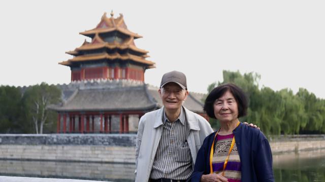 (251009) -- BEIJING, Oct. 9, 2025 (Xinhua) -- Chuang Ling, the son of Chuang Yan, former vice curator of the Palace Museum in Taipei, poses for a photo with his wife while visiting Beijing for an exhibition commemorating the miraculous evacuation of the Palace Museum's collection during Chinese People's War of Resistance against Japanese Aggression more than 80 years ago, in Beijing, capital of China, Sept. 30, 2025. TO GO WITH "Feature: Centennial Palace Museum bridges Chinese across Taiwan Strait" (Xinhua/Zhu Na)