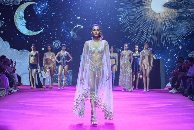 (251009) -- NEW DELHI, Oct. 9, 2025 (Xinhua) -- A model presents a creation by Indian designer Enamor during Lakme Fashion Week x FDCI in New Delhi, Oct. 9, 2025. (Xinhua/Javed Dar)
