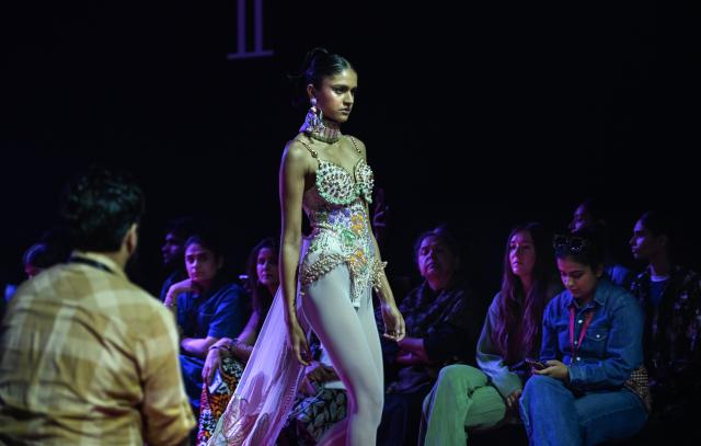 (251009) -- NEW DELHI, Oct. 9, 2025 (Xinhua) -- A model presents a creation by Indian designer Enamor during Lakme Fashion Week x FDCI in New Delhi, Oct. 9, 2025. (Xinhua/Javed Dar)