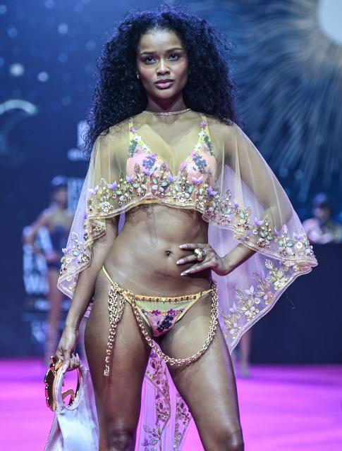 (251009) -- NEW DELHI, Oct. 9, 2025 (Xinhua) -- A model presents a creation by Indian designer Enamor during Lakme Fashion Week x FDCI in New Delhi, Oct. 9, 2025. (Xinhua/Javed Dar)