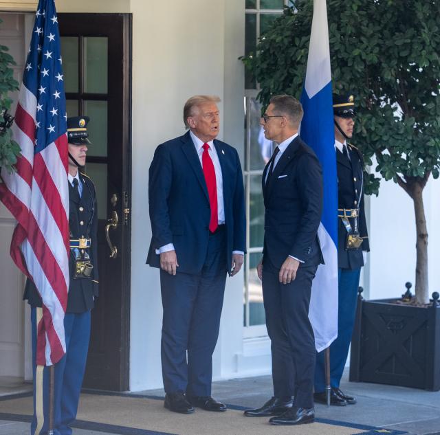 (251009) -- WASHINGTON, Oct. 9, 2025 (Xinhua) -- U.S. President Donald Trump (2nd L) welcomes Finnish President Alexander Stubb (2nd R) at the White House in Washington, D.C., the United States, Oct 9, 2025. (Xinhua/Hu Yousong)