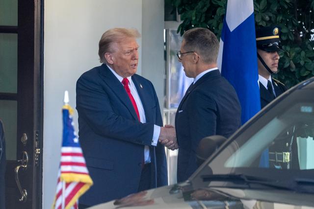 (251009) -- WASHINGTON, Oct. 9, 2025 (Xinhua) -- U.S. President Donald Trump (L) welcomes Finnish President Alexander Stubb (2nd R) at the White House in Washington, D.C., the United States, Oct 9, 2025. (Xinhua/Hu Yousong)