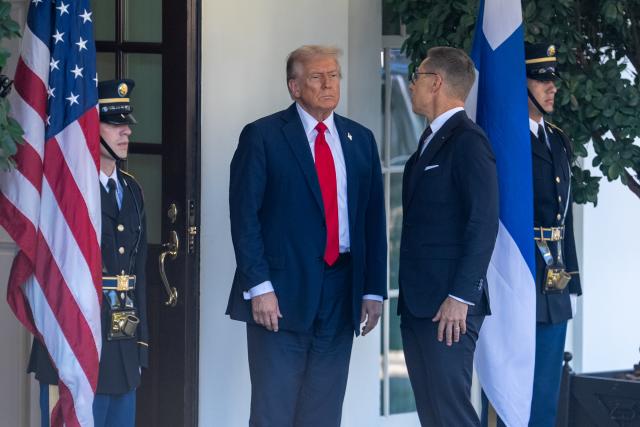 (251009) -- WASHINGTON, Oct. 9, 2025 (Xinhua) -- U.S. President Donald Trump (2nd L) welcomes Finnish President Alexander Stubb (2nd R) at the White House in Washington, D.C., the United States, Oct 9, 2025. (Xinhua/Hu Yousong)