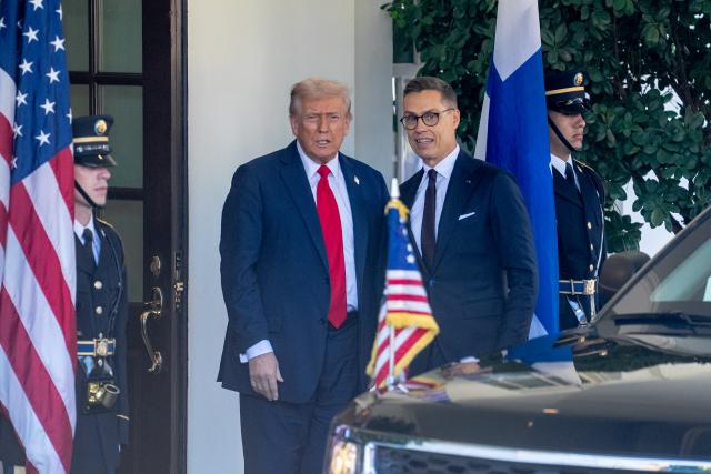 (251009) -- WASHINGTON, Oct. 9, 2025 (Xinhua) -- U.S. President Donald Trump (2nd L) welcomes Finnish President Alexander Stubb (2nd R) at the White House in Washington, D.C., the United States, Oct 9, 2025. (Xinhua/Hu Yousong)