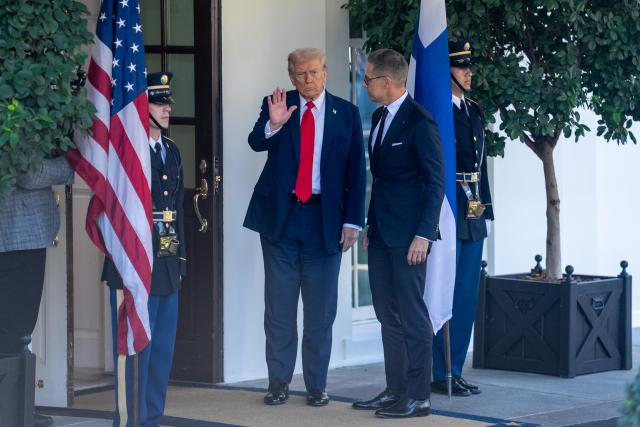 (251009) -- WASHINGTON, Oct. 9, 2025 (Xinhua) -- U.S. President Donald Trump (2nd L) welcomes Finnish President Alexander Stubb (2nd R) at the White House in Washington, D.C., the United States, Oct 9, 2025. (Xinhua/Hu Yousong)
