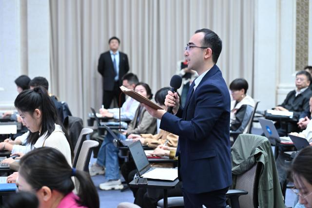 (251011) -- BEIJING, Oct. 11, 2025 (Xinhua) -- A journalist asks questions at a press conference held by the State Council Information Office (SCIO) on achievements in high-quality housing and urban-rural development during the 14th Five-Year Plan period (2021-2025) in Beijing, capital of China, Oct. 11, 2025. (Xinhua/Li Xin)