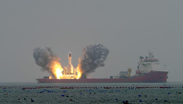 (251011) -- HAIYANG, Oct. 11, 2025 (Xinhua) -- A Gravity-1 carrier rocket carrying a wide-field satellite and two experimental satellites blasts off from waters off the coast of Haiyang, east China's Shandong Province, Oct. 11, 2025. The rocket blasted off at 10:20 a.m. (Beijing Time), placing three satellites into their designated orbits. The Taiyuan Satellite Launch Center conducted the offshore mission.
   The Gravity-1 carrier rocket made its debut flight in January 2024. (Photo by Guo Jinqi/Xinhua)