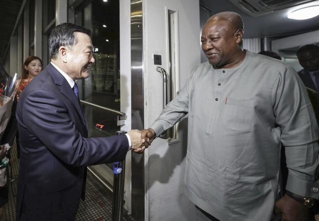 (251011) -- BEIJING, Oct. 11, 2025 (Xinhua) -- Ghanaian President John Dramani Mahama arrives in Beijing, capital of China, on Oct. 11, 2025, for the upcoming Global Leaders' Meeting on Women. (Xinhua/Zhang Yuwei)