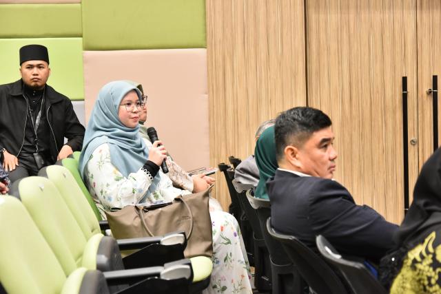 (251011) -- BANDAR SERI BEGAWAN, Oct. 11, 2025 (Xinhua) -- A participant asks a question during the National Chamber of Commerce and Industry of Brunei Darussalam (NCCIBD)-China seminar and training program presentations held in Bandar Seri Begawan, Brunei, Oct. 11, 2025. TO GO WITH "Bruneian businesses gain insights from China training programs" (Xinhua/Li Meng)