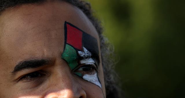 (251012) -- LONDON, Oct. 12, 2025 (Xinhua) -- A man in support of Palestine is pictured in London, Britain, Oct. 11, 2025. Tens of thousands of people took to the street here on Saturday in support of Palestine. (Xinhua/Li Ying)