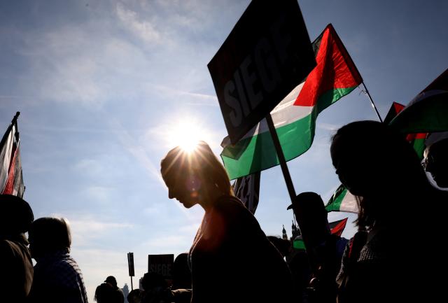 (251012) -- LONDON, Oct. 12, 2025 (Xinhua) -- Protesters hold placards and wave flags in London, Britain, Oct. 11, 2025. Tens of thousands of people took to the street here on Saturday in support of Palestine. (Xinhua/Li Ying)