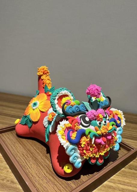 (251012) -- JINAN, Oct. 12, 2025 (Xinhua) -- This photo taken on Oct. 6, 2025 shows Zhou Tiancong's dough figurine work of a tiger in Yantai, east China's Shandong Province. TO GO WITH: Across China: China's Gen-Z dough artisan and his "Huabobo lab" (Xinhua)