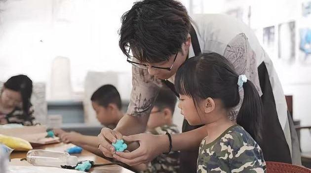 (251012) -- JINAN, Oct. 12, 2025 (Xinhua) -- Zhou Tiancong guides a girl to make Huabobo in Yantai, east China's Shandong Province, Sept. 12, 2025. TO GO WITH: Across China: China's Gen-Z dough artisan and his "Huabobo lab" (Xinhua)