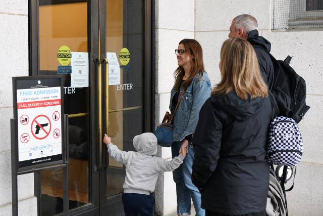 (251013) -- WASHINGTON, Oct. 13, 2025 (Xinhua) -- Visitors look at notices of closure posted at the entrance of the National Museum of Natural History in Washington, D.C., the United States, Oct. 12, 2025. The federal government shutdown entered its 12th day. (Xinhua/Li Rui)
