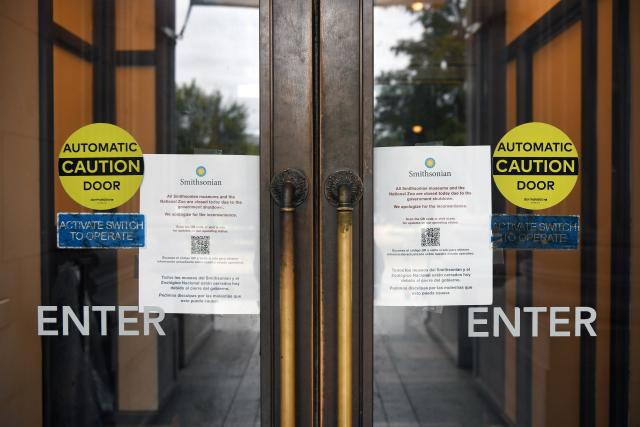 (251013) -- WASHINGTON, Oct. 13, 2025 (Xinhua) -- Notices of closure are posted at the entrance of the National Museum of Natural History in Washington, D.C., the United States, Oct. 12, 2025. The federal government shutdown entered its 12th day. (Xinhua/Li Rui)