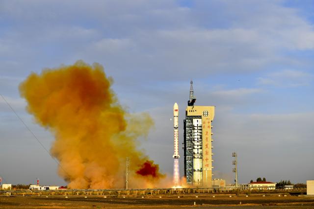 (251013) -- JIUQUAN, Oct. 13, 2025 (Xinhua) -- A Long March-2D carrier rocket carrying the Shiyan-31 test satellite blasts off from the Jiuquan Satellite Launch Center in northwest China on Oct. 13, 2025. China successfully launched a new test satellite into space from the Jiuquan Satellite Launch Center in northwest China on Monday.
   The Shiyan-31 test satellite was launched at 6:00 p.m. (Beijing Time) aboard a Long March-2D carrier rocket and entered the preset orbit successfully. (Photo by Wang Jiangbo/Xinhua)