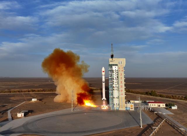 (251013) -- JIUQUAN, Oct. 13, 2025 (Xinhua) -- A Long March-2D carrier rocket carrying the Shiyan-31 test satellite blasts off from the Jiuquan Satellite Launch Center in northwest China on Oct. 13, 2025. China successfully launched a new test satellite into space from the Jiuquan Satellite Launch Center in northwest China on Monday.
   The Shiyan-31 test satellite was launched at 6:00 p.m. (Beijing Time) aboard a Long March-2D carrier rocket and entered the preset orbit successfully. (Photo by Wang Jiangbo/Xinhua)