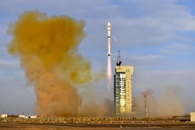 (251013) -- JIUQUAN, Oct. 13, 2025 (Xinhua) -- A Long March-2D carrier rocket carrying the Shiyan-31 test satellite blasts off from the Jiuquan Satellite Launch Center in northwest China on Oct. 13, 2025. China successfully launched a new test satellite into space from the Jiuquan Satellite Launch Center in northwest China on Monday.
   The Shiyan-31 test satellite was launched at 6:00 p.m. (Beijing Time) aboard a Long March-2D carrier rocket and entered the preset orbit successfully. (Photo by Wang Jiangbo/Xinhua)