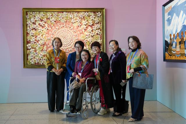 (251013) -- BEIJING, Oct. 13, 2025 (Xinhua) -- Attendees of the Global Leaders' Meeting on Women pose for a group photo at special exhibition "Heritage Blossoms, Women Shine" in Beijing, capital of China, Oct. 13, 2025. The Global Leaders' Meeting on Women was held in Beijing on Monday. (Xinhua/Xu Bingjie)