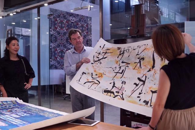 (251013) -- NANCHANG, Oct. 13, 2025 (Xinhua) -- This photo taken in 2018 shows Australian artist David Reid presenting his artwork in Shanghai, east China. TO GO WITH "Feature: Australian artist's 20-year career exploring Chinese art, culture" (Xinhua)