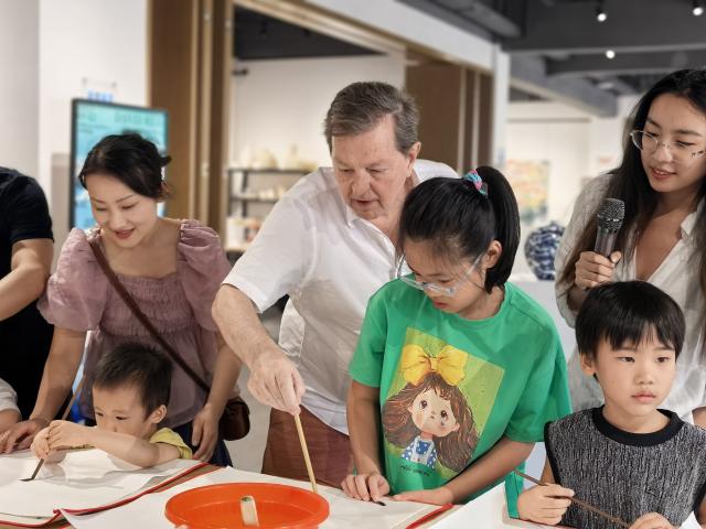 (251013) -- NANCHANG, Oct. 13, 2025 (Xinhua) -- Australian artist David Reid participates in a public art course in Jingdezhen, east China's Jiangxi Province, Sept. 27, 2025. TO GO WITH "Feature: Australian artist's 20-year career exploring Chinese art, culture" (Xinhua)
