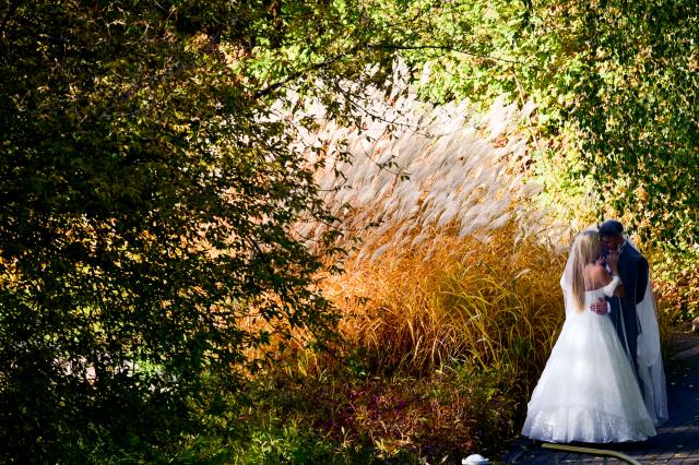 (251013) -- WARSAW, Oct. 13, 2025 (Xinhua) -- A couple takes wedding photos at the rooftop garden of the University of Warsaw in Warsaw, Poland on Oct. 13, 2025. In recent days, the garden's vegetation has taken on autumn colors, attracting many visitors. (Photo by Aleksy Witwicki/Xinhua)