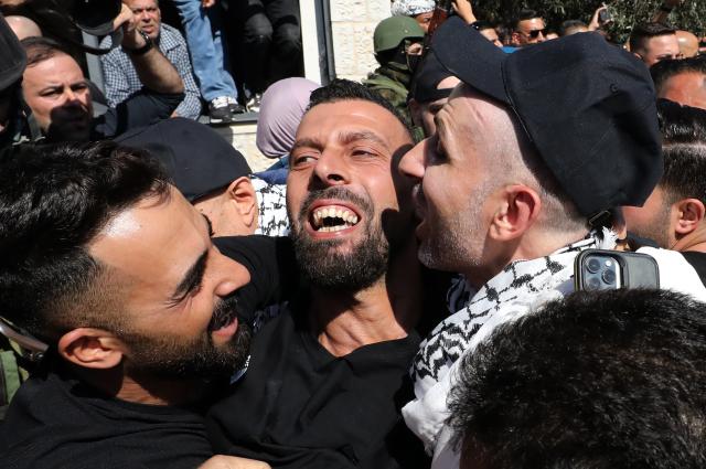 (251013) -- RAMALLAH, Oct. 13, 2025 (Xinhua) -- People welcome a released Palestinian prisoner in the West Bank city of Ramallah, on Oct. 13, 2025. Israeli authorities have begun freeing Palestinian prisoners from jails as part of an exchange deal after Hamas released 20 Israeli hostages, Palestinian sources said on Monday.
   According to the deal agreed by Israel and Hamas, about 2,000 Palestinian detainees and prisoners are to be freed. (Photo by Nidal Eshtayeh/Xinhua)
