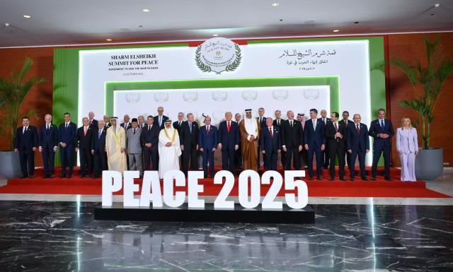 (251013) -- SHARM EL-SHEIKH(EGYPT), Oct. 13, 2025 (Xinhua) -- Leaders and officials pose for a group photo before the summit in Sharm el-Sheikh, Egypt, Oct. 13, 2025. A summit on ending the Gaza war kicked off here Monday, which witnessed the signing of the recently-reached ceasefire deal between Israel and Hamas. (Egyptian Presidency/Handout via Xinhua)