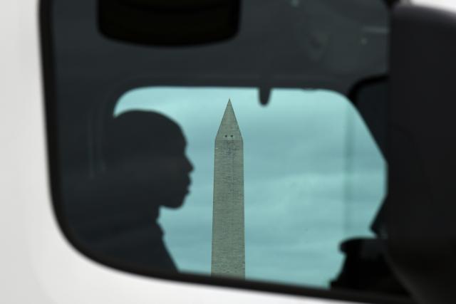 (251014) -- BEIJING, Oct. 14, 2025 (Xinhua) -- The Washington Monument is pictured through a truck's window in Washington, D.C., the United States, Oct. 12, 2025.
  The federal government shutdown entered its 12th day on Monday. (Xinhua/Li Rui)