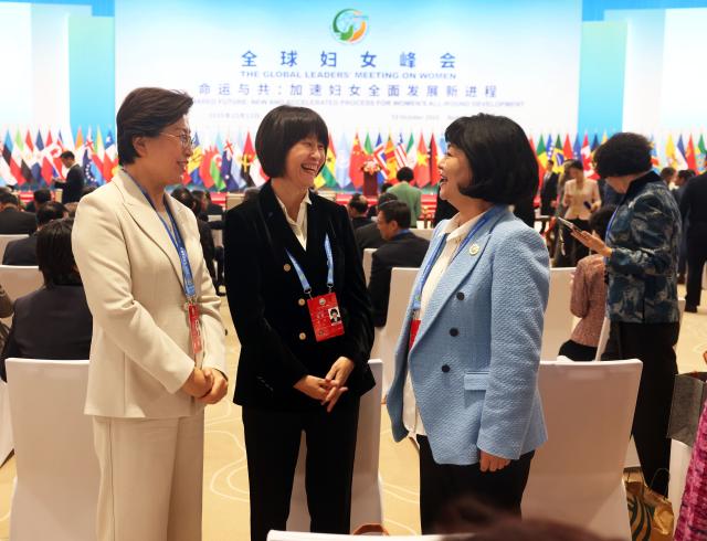 (251014) -- BEIJING, Oct. 14, 2025 (Xinhua) -- Participants communicate while attending the Global Leaders' Meeting on Women in Beijing, capital of China, Oct. 13, 2025.
  The Global Leaders' Meeting on Women kicked off in Beijing on Monday. (Xinhua/Liu Weibing)