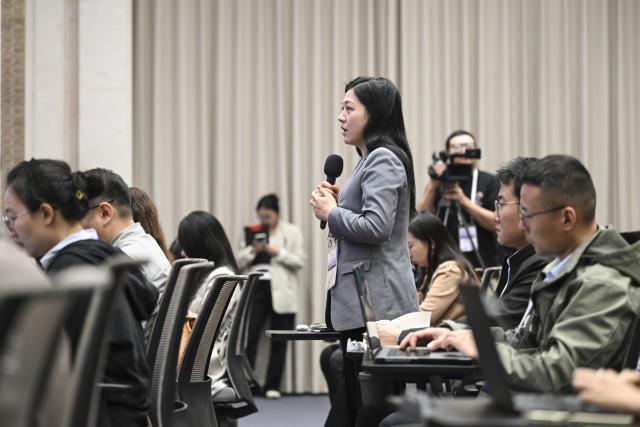 (251014) -- BEIJING, Oct. 14, 2025 (Xinhua) -- A journalist asks questions at a press conference held by the State Council Information Office (SCIO) on grain circulation reform and development during the 14th Five-Year Plan period (2021-2025) in Beijing, capital of China, Oct. 14, 2025. Liu Huanxin, a member of the Communist Party of China Leadership Group of the National Development and Reform Commission and head of the National Food and Strategic Reserves Administration (NFSRA), and Qian Yi and Qin Yuyun, both deputy heads of the NFSRA, attended the press conference here on Tuesday. (Xinhua/Chen Yehua)