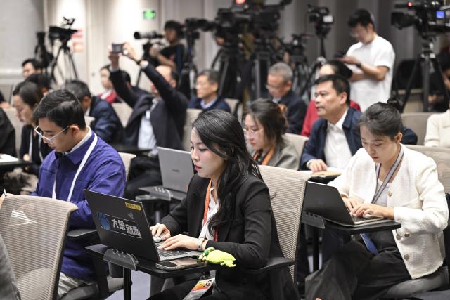 (251014) -- BEIJING, Oct. 14, 2025 (Xinhua) -- Journalists work at a press conference held by the State Council Information Office (SCIO) on grain circulation reform and development during the 14th Five-Year Plan period (2021-2025) in Beijing, capital of China, Oct. 14, 2025. Liu Huanxin, a member of the Communist Party of China Leadership Group of the National Development and Reform Commission and head of the National Food and Strategic Reserves Administration (NFSRA), and Qian Yi and Qin Yuyun, both deputy heads of the NFSRA, attended the press conference here on Tuesday. (Xinhua/Chen Yehua)