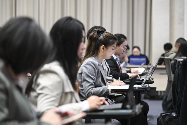 (251014) -- BEIJING, Oct. 14, 2025 (Xinhua) -- Journalists work at a press conference held by the State Council Information Office (SCIO) on grain circulation reform and development during the 14th Five-Year Plan period (2021-2025) in Beijing, capital of China, Oct. 14, 2025. Liu Huanxin, a member of the Communist Party of China Leadership Group of the National Development and Reform Commission and head of the National Food and Strategic Reserves Administration (NFSRA), and Qian Yi and Qin Yuyun, both deputy heads of the NFSRA, attended the press conference here on Tuesday. (Xinhua/Chen Yehua)